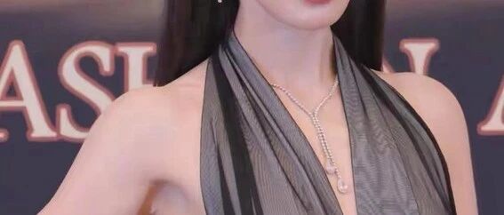 彭小苒新年晒照 穿露背裙空中跳芭蕾秀美腿