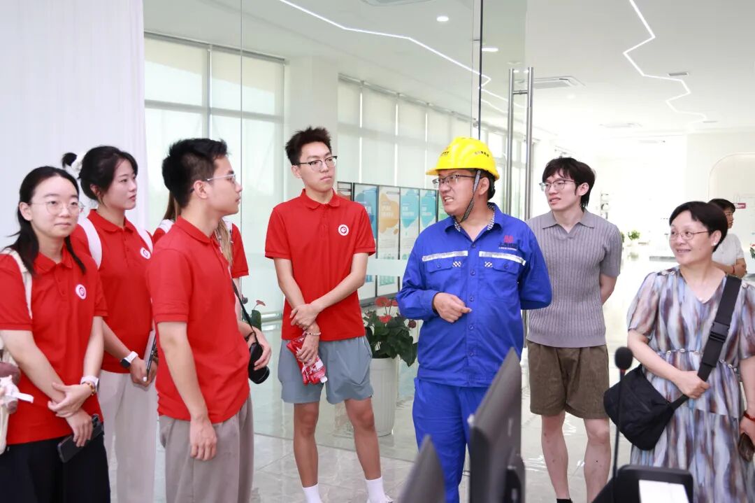 “绿醇领航”实践团在绿色甲醇千吨级中试生产线，聆听一线工程师讲解沼气转化制清洁能源完整工艺流程.jpg