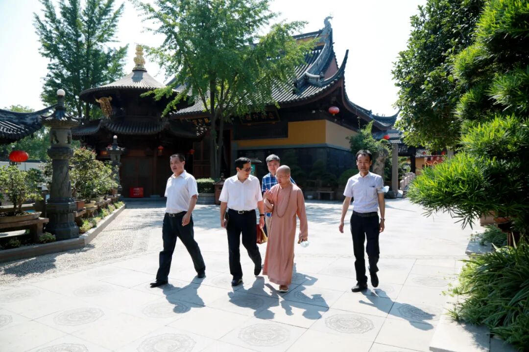 松江佛教各寺今日恢复开放，区统战部部长吴继华一行莅临区佛协和西林禅寺关心并指导工作