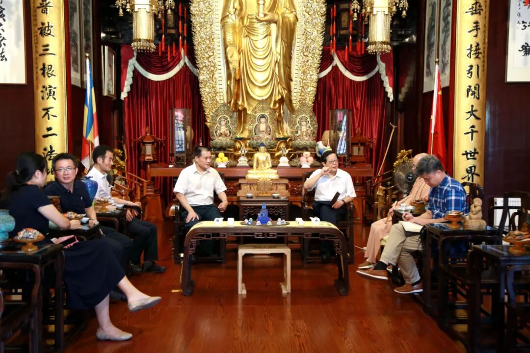 松江佛教各寺今日恢复开放，区统战部部长吴继华一行莅临区佛协和西林禅寺关心并指导工作