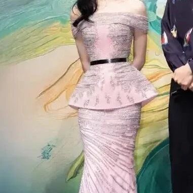 刘诗诗身着绿色露肩礼服温婉优雅 展现天鹅颈极具东方美感