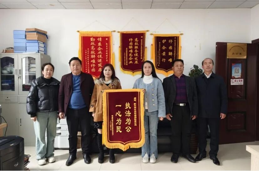 居民代表胡登强表示:"你们单位务实的工作作风和高效地处置方式让我们