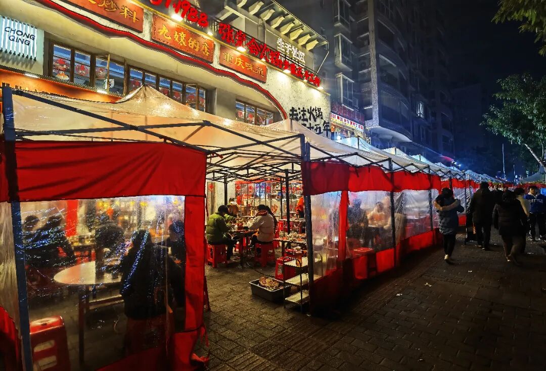 串串香聚集重庆美食最多的一个轨道站点狮子坪站可以算得上紧挨着重庆