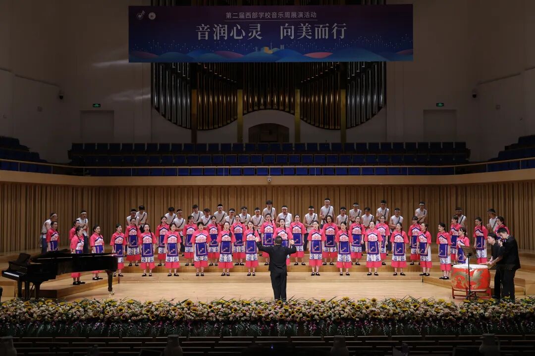 在祖国的大好河山里歌唱,听合唱，感受祖国的大好河山！