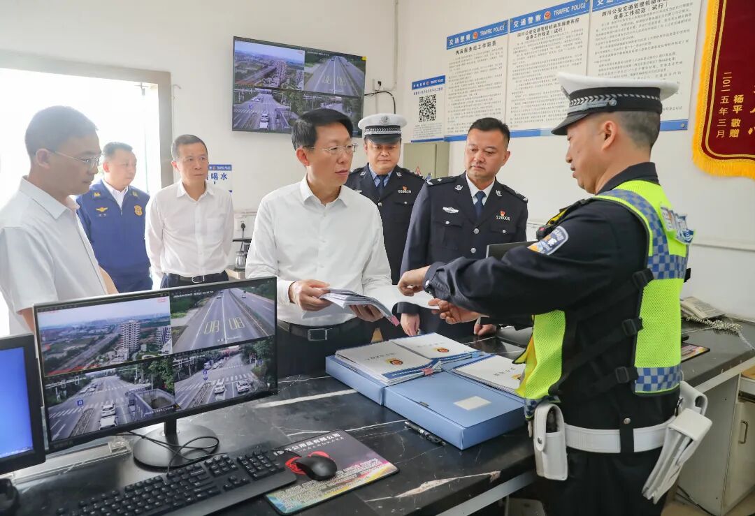 4月30日，黄河在市交通运输综合行政执法支队新义超限检测站，仔细翻看检查台账，询问日常执法情况。.jpg