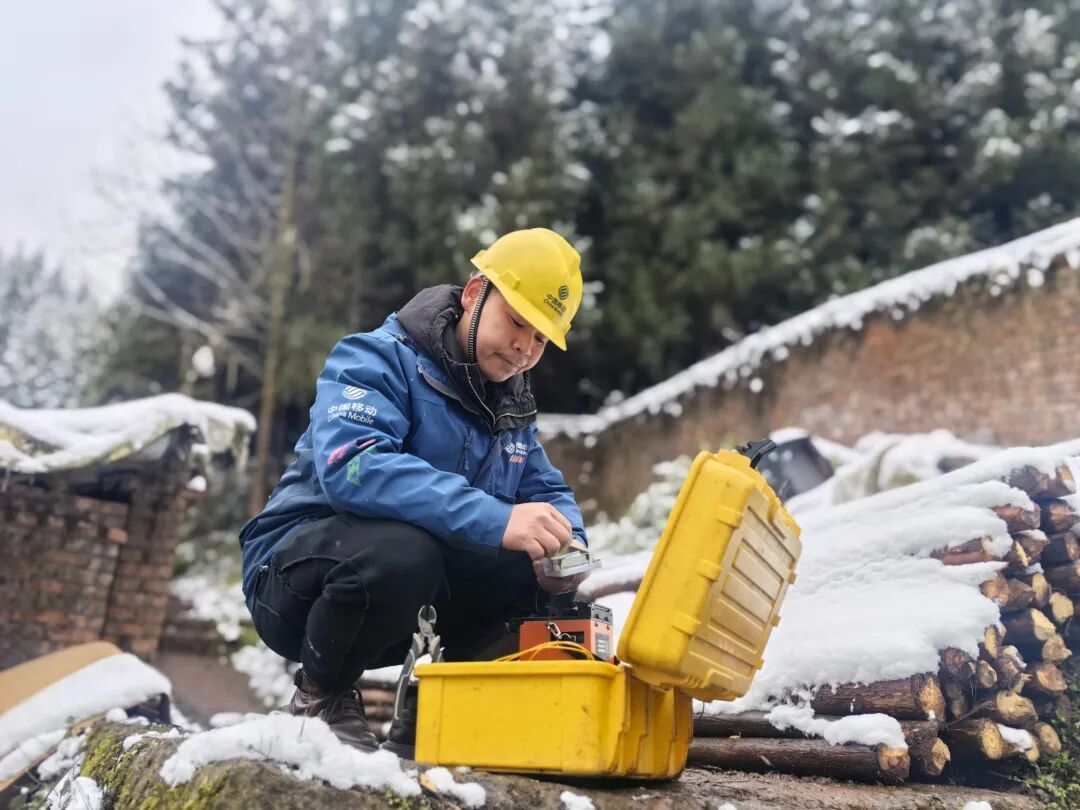 8.公司装维人员在雪地装机.jpg