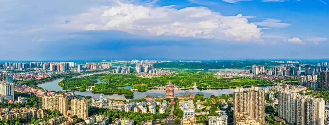 远眺眉山城区，远景楼和东坡城市湿地公园与城市相互交融。 崔宗喜 摄.jpg