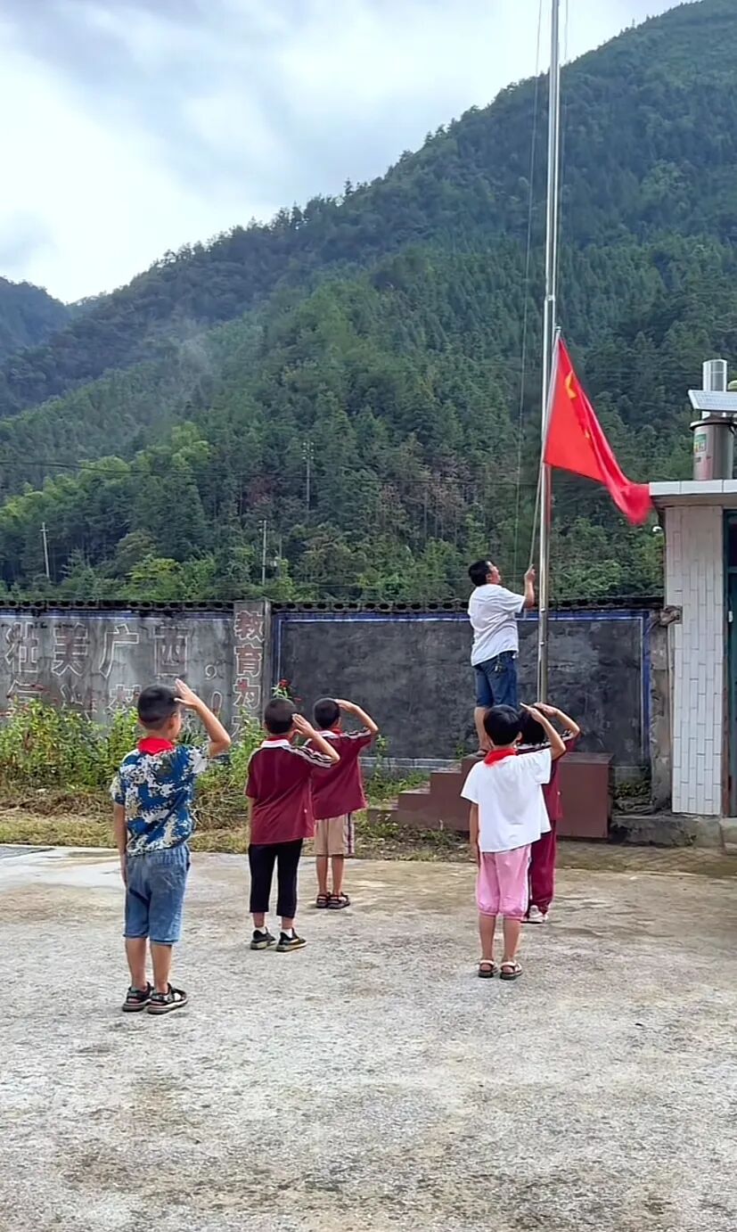 全校3个孩子高唱国歌