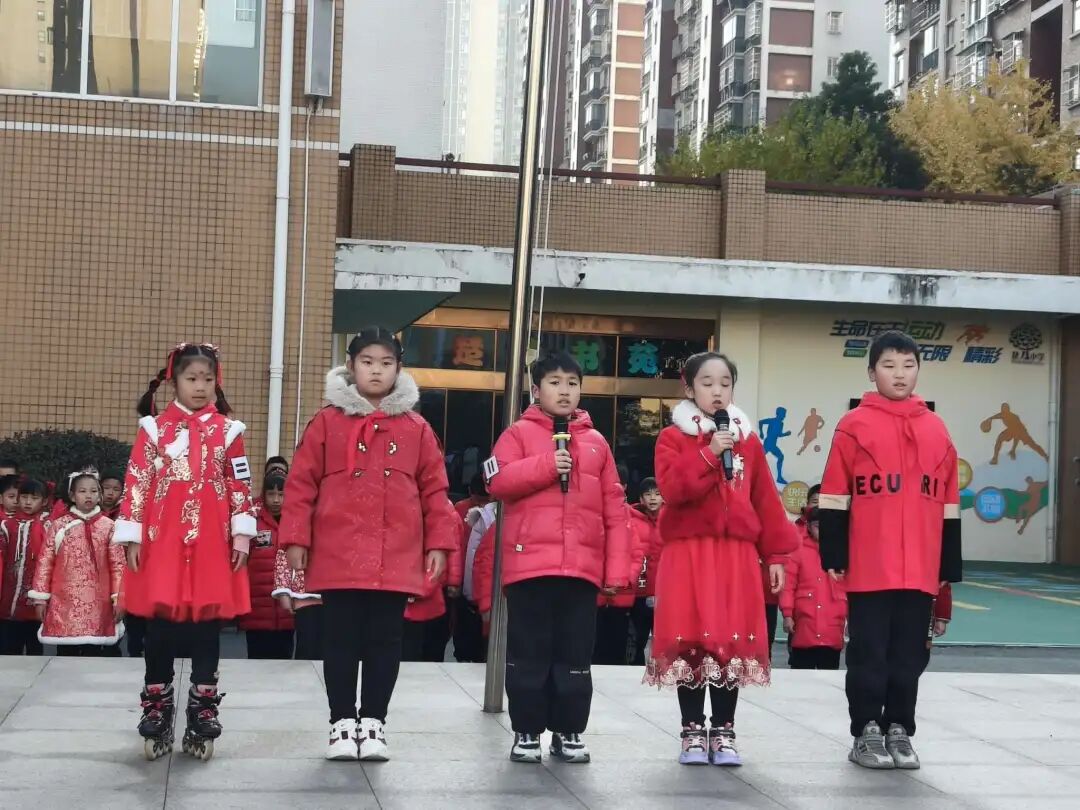 全校3个孩子高唱国歌