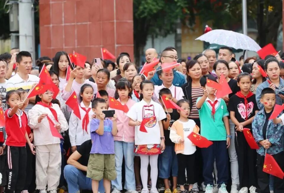 全校3个孩子高唱国歌,全校3个孩子1名老师升旗高唱国歌—致敬