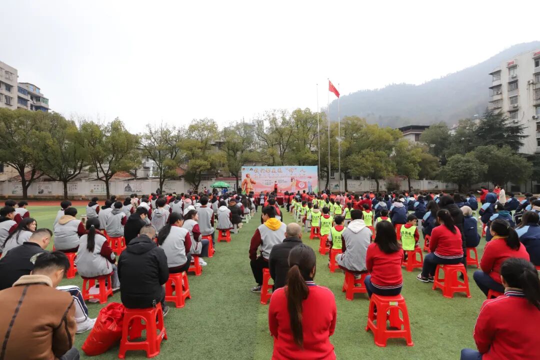 4日上午西塞山区在黄石六中举行庆祝临江"雷锋亭"成立10周年暨学雷锋