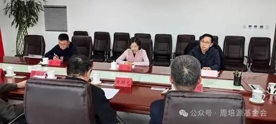 桌子上有许多行李箱AI 生成的内容可能不正确。