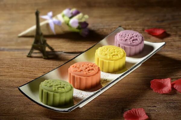 裕达酒店为强大的生产基地,以弘扬中国月饼之乡(吴川)月饼文化传统