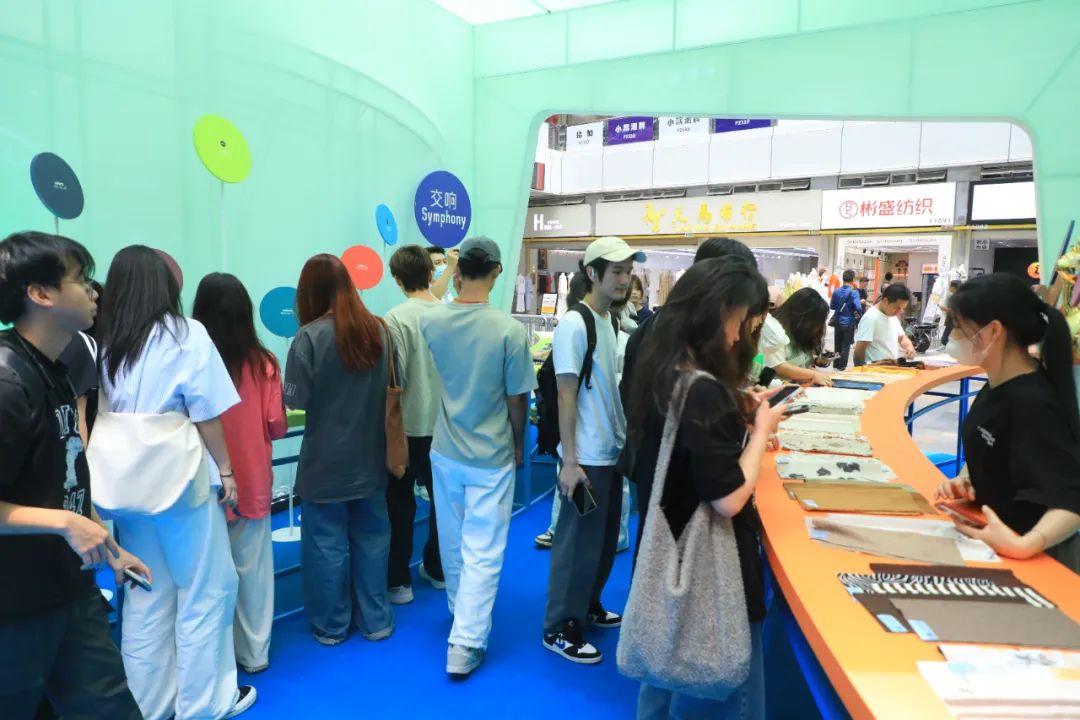 洞悉流行趋势，展现创新产品！2026春夏中国纺织面料流行趋势在广州国际轻纺城亮相