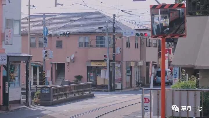 电脑屏幕上图标变大了怎么恢复_电脑屏幕变花怎么恢复_电脑图标消失了怎么恢复