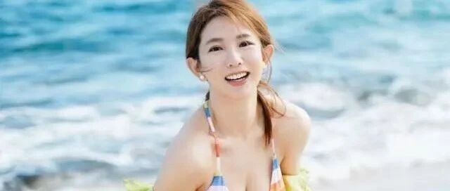 郭书瑶海滩穿比基尼「E弹跟西瓜对比」!自曝单身4年想恋爱了
