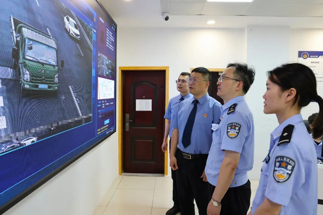 西湖区检察院检察官通过交警卡口系统对涉案货车进行调查。