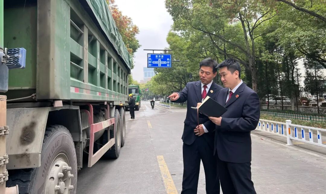 西湖区检察院检察官在杭州市西湖区西园三路工地对工程车辆开展专项整改“回头看”检查。