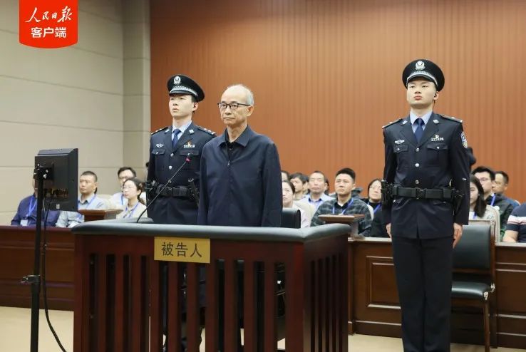 受贿、故意泄露国家秘密！钟自然一审被判13年
