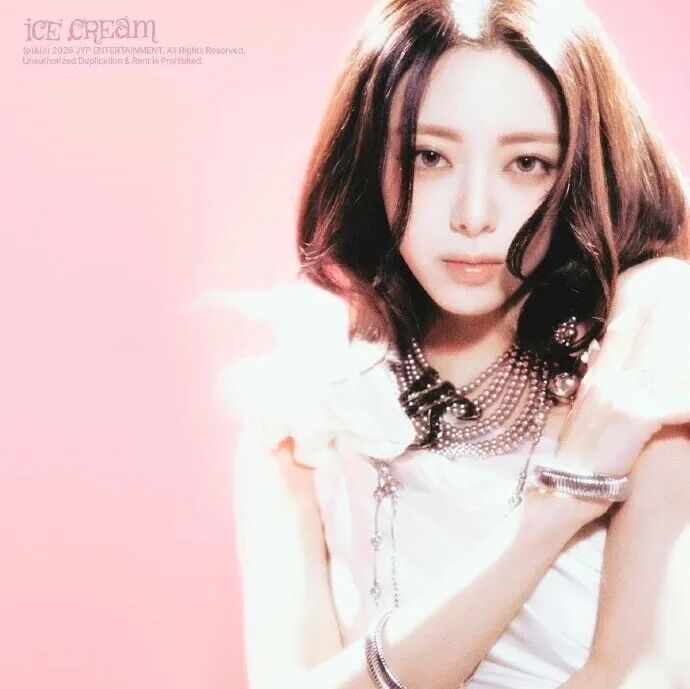 aespa回归-韩佳人上海体验网红妆-金昇玟骨折-JYP大楼前的朴振英-ITZY YUNA概念照-灿烈&沈昌珉