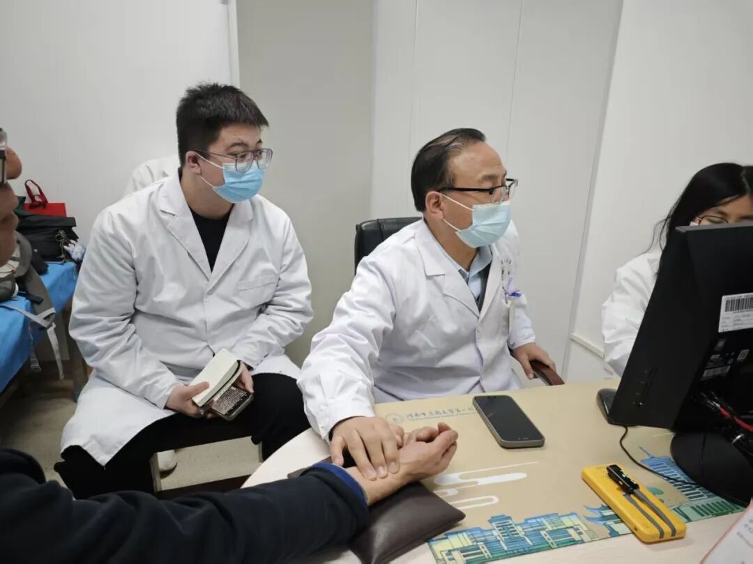 类风湿反复肿痛僵硬，一个疏肝通痹的小方子，越喝关节越舒坦，经络通了，痹痛慢慢就稳了