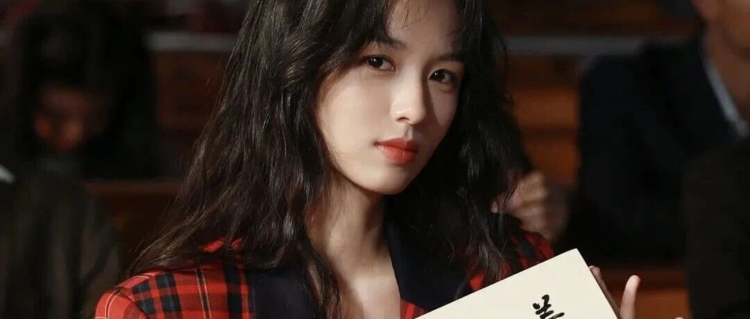 章若楠、周也同演年代剧,一个体感真实,一个做梦写的