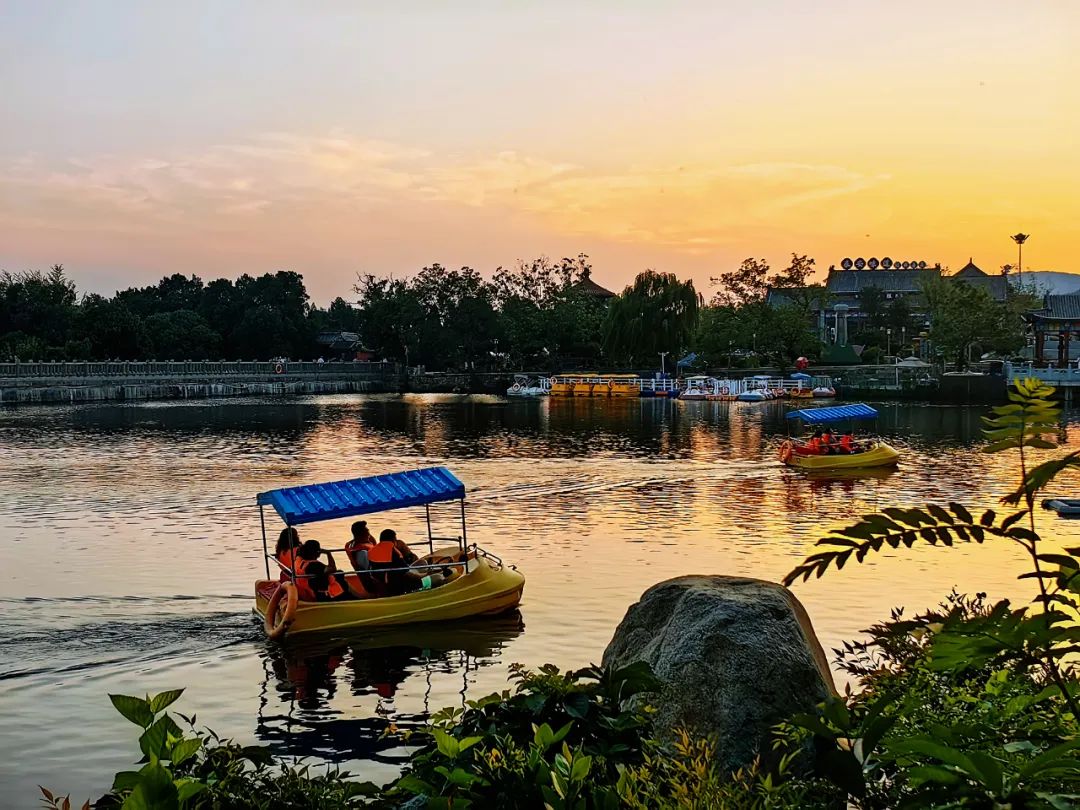 泰安虎山公园:落日余晖映晚霞 一抹夕阳美如画