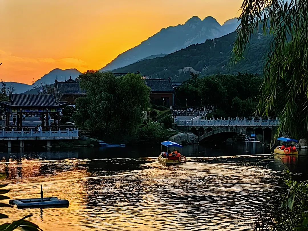 泰安虎山公园:落日余晖映晚霞 一抹夕阳美如画