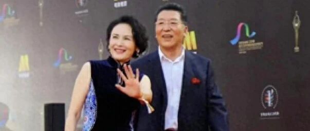 宋晓英换了微卷短发超减龄,穿旗袍+粗跟鞋亮相,69岁美出新高度