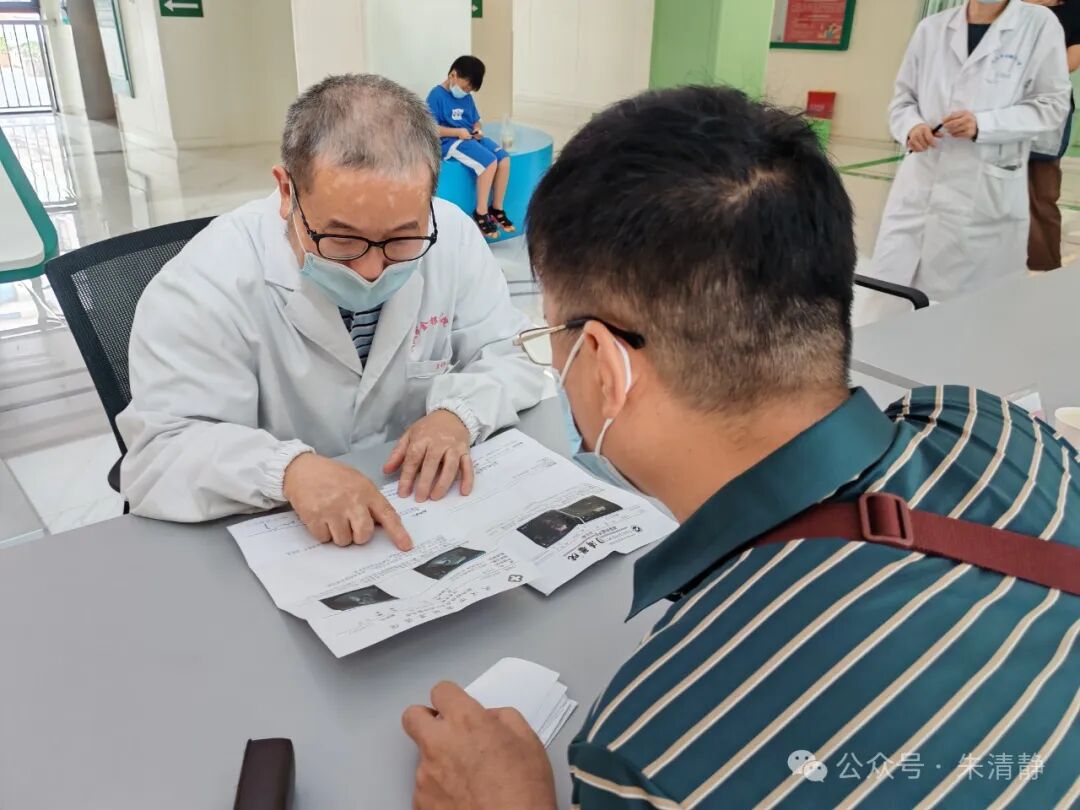 舌苔白厚腻警惕痰湿过重，或提示脾胃失调，需及时调理以防健康隐患。