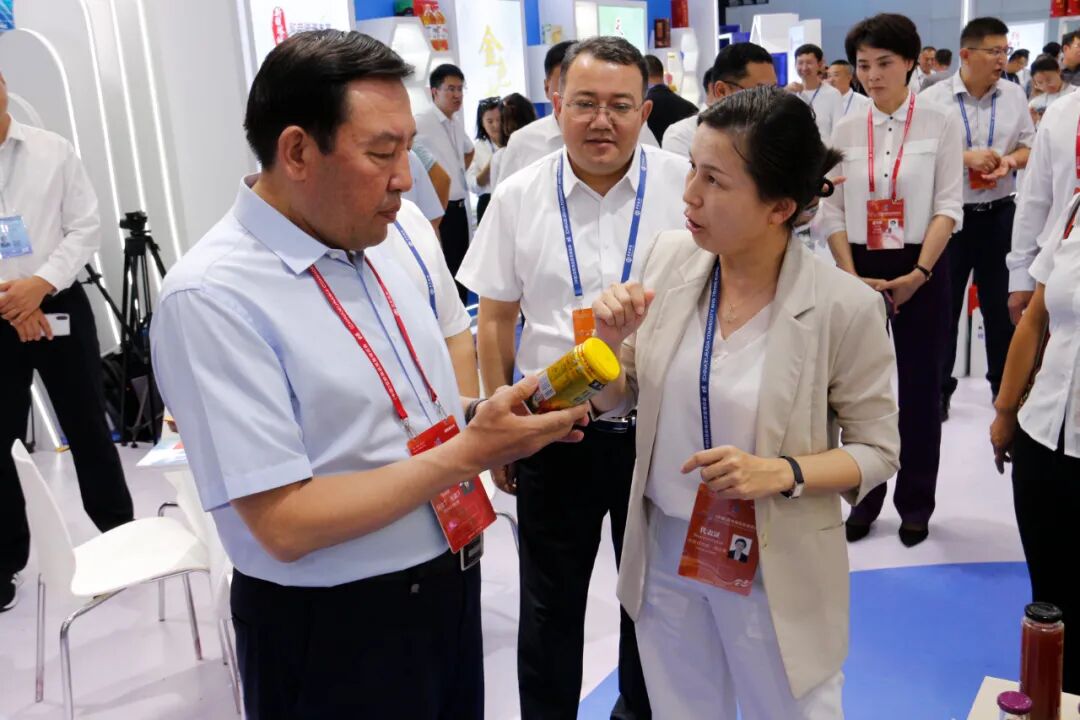 阿依丁托留汗在塔城地区形象展位巡展