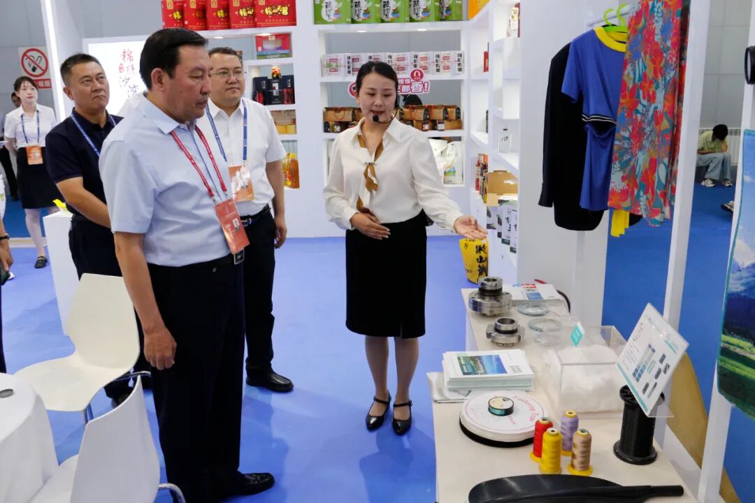 阿依丁托留汗在塔城地区形象展位巡展