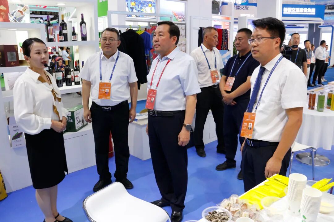 阿依丁托留汗在塔城地区形象展位巡展