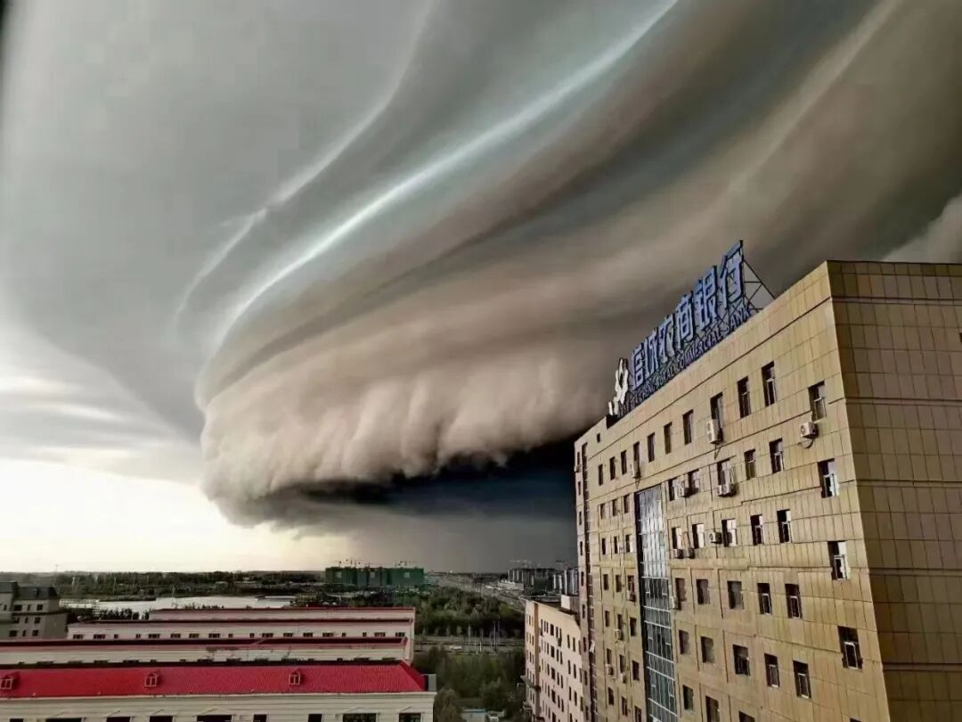 新疆塔城出现超级单体风暴云