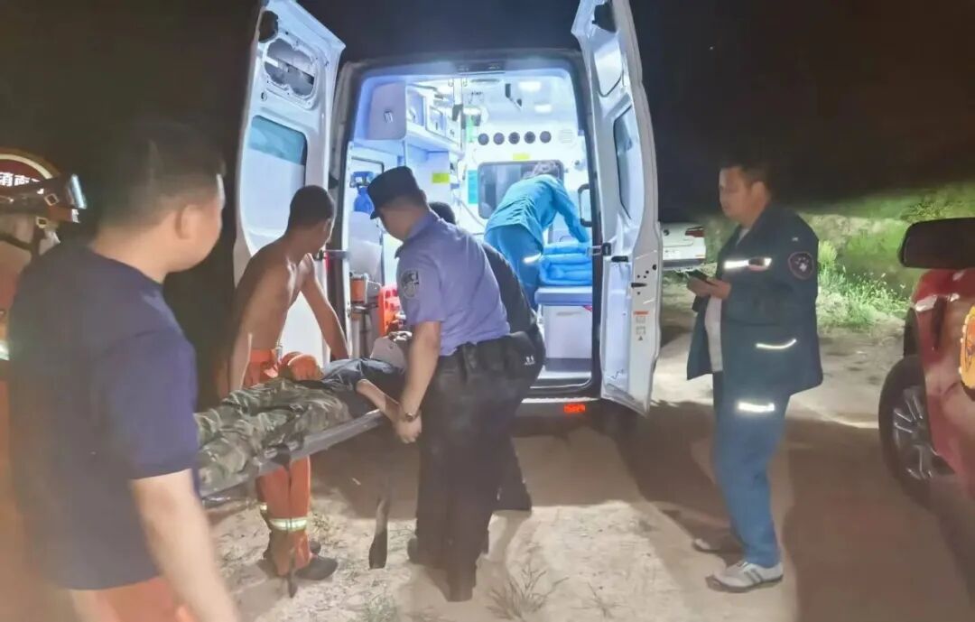 河南卢氏公安：4小时生死救援 成功帮助受伤老人脱险