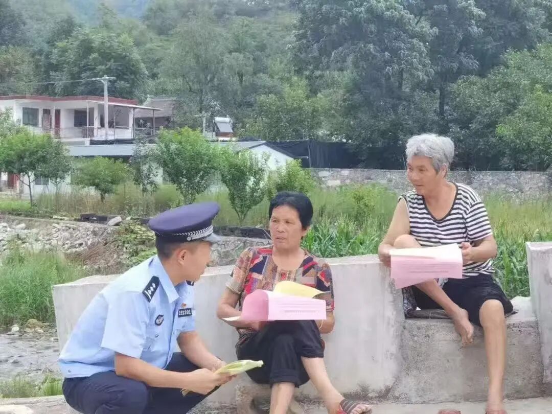 河南卢氏公安：警灯闪烁护夏夜