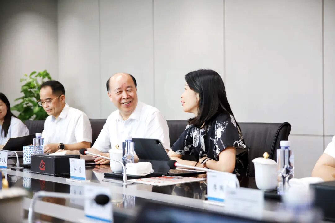 在会议室,陈士良的大女儿,桐昆控股集团副董事长陈蕾匆匆赶来.