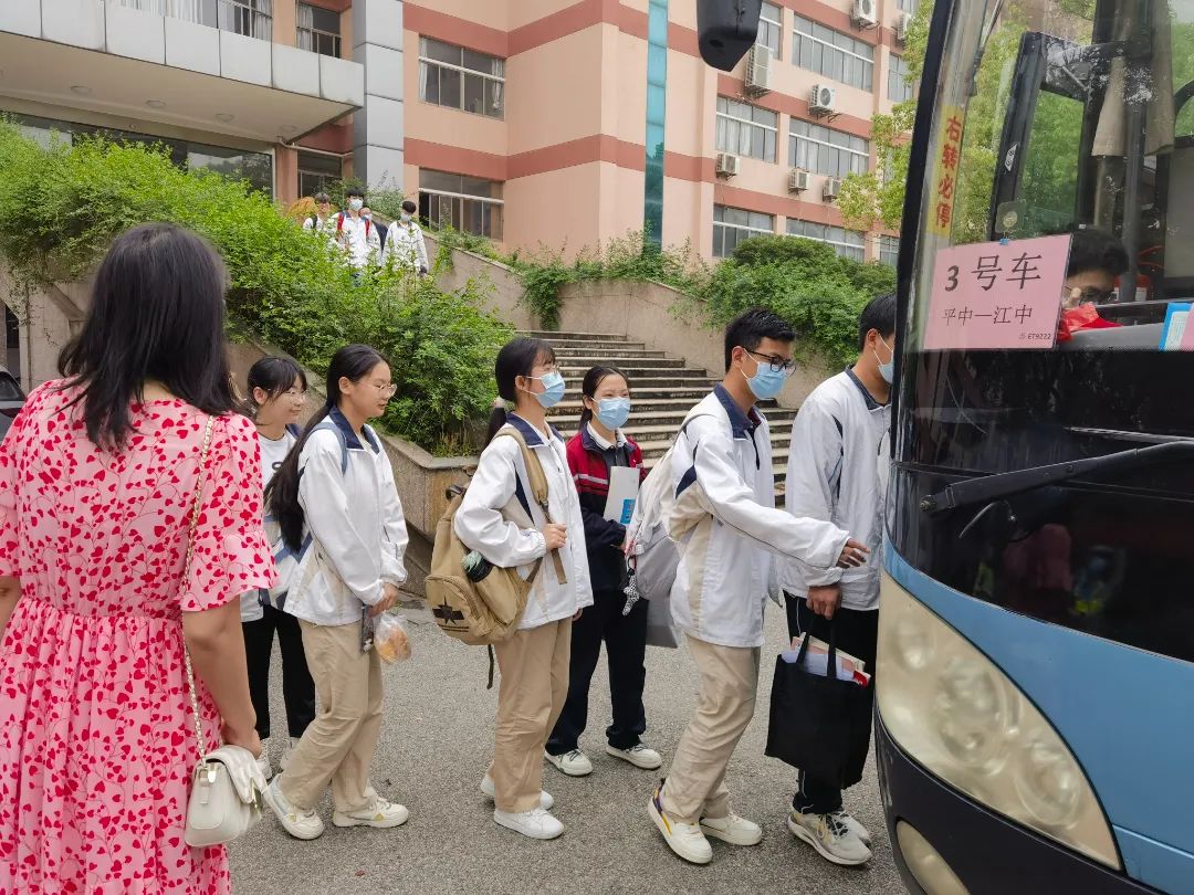 青雲實驗中學考生在交警的護送下出發趕考.