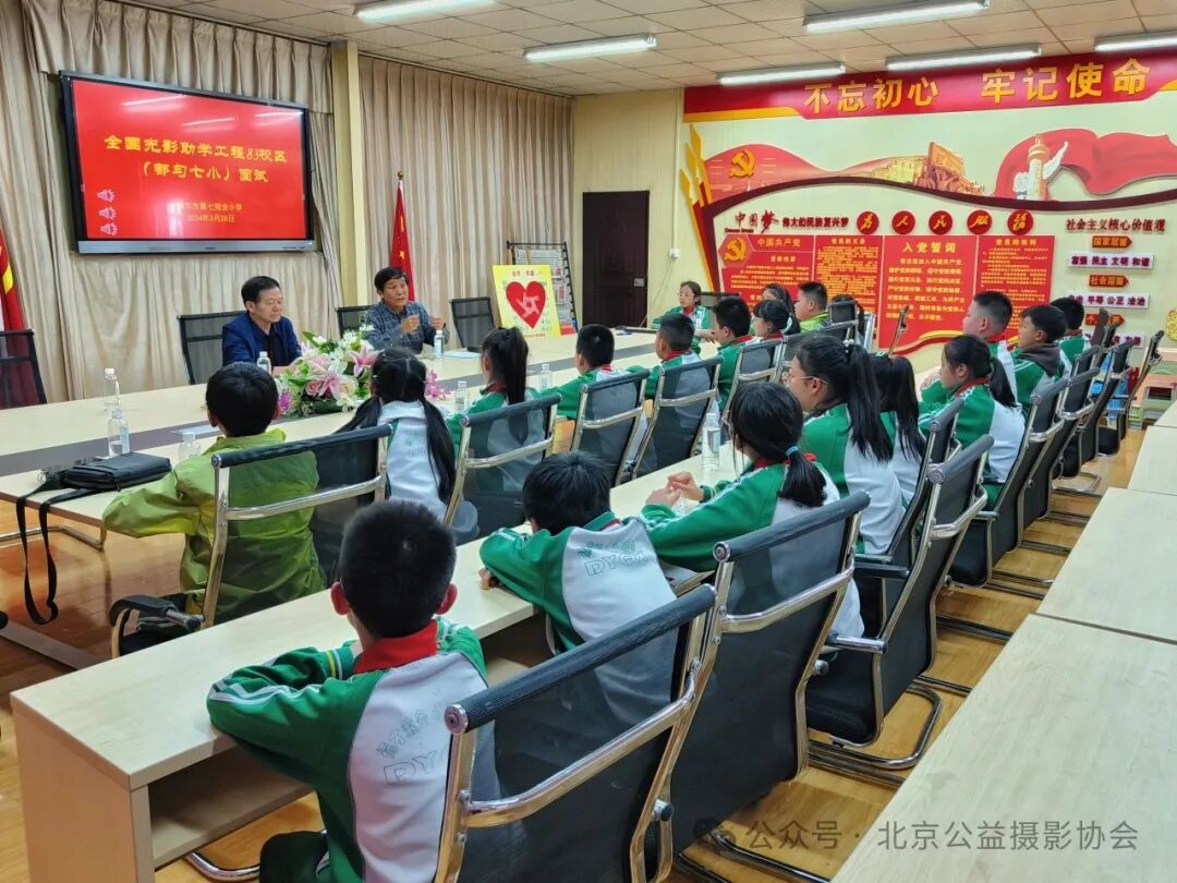 许洪绪校长到全国光影助学工程83校区面试首期光影助学班学生