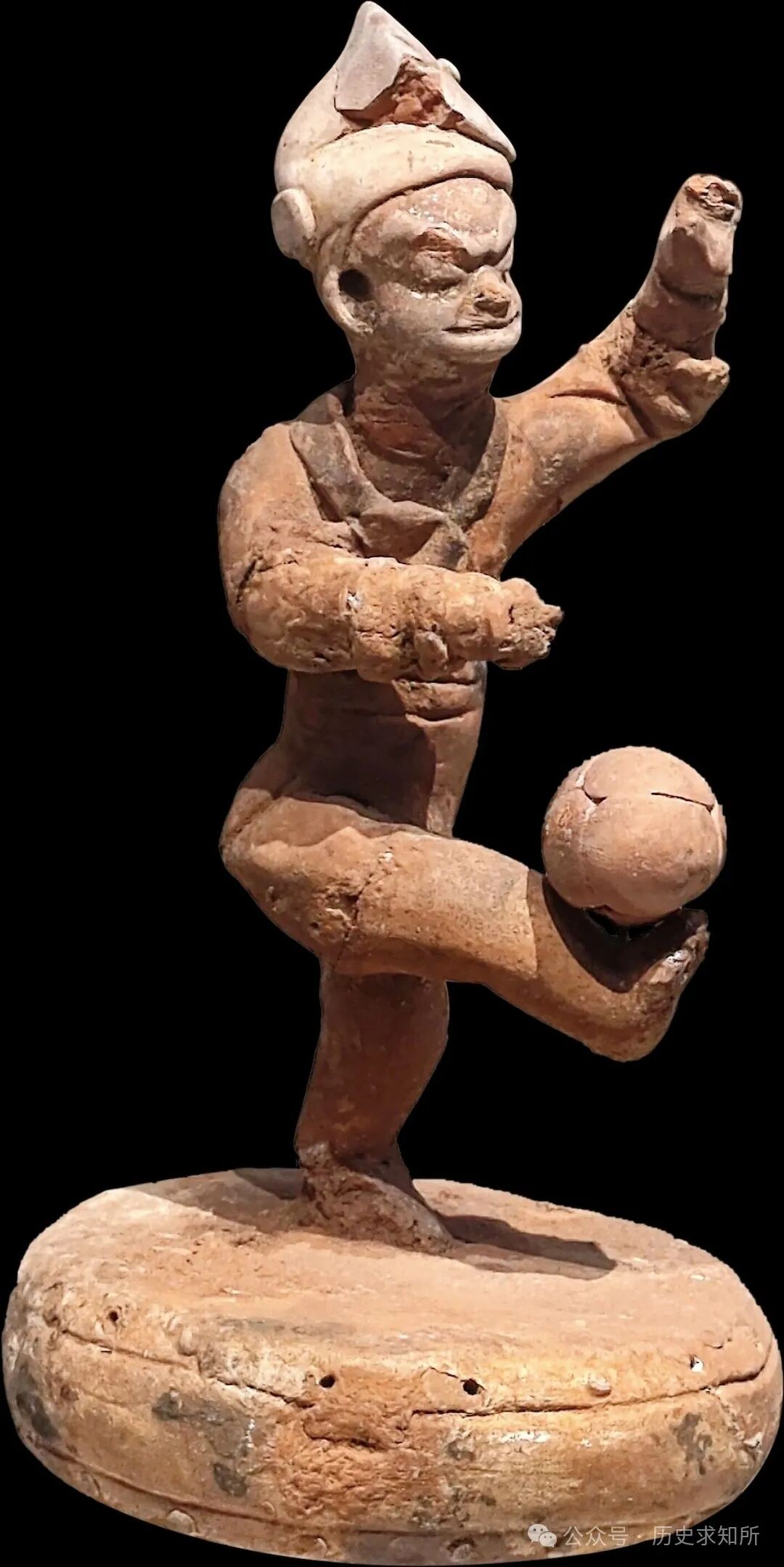 宋踏鼓蹴鞠俑.球皮质缝合特征明显.古代的足球赛是怎么开始?