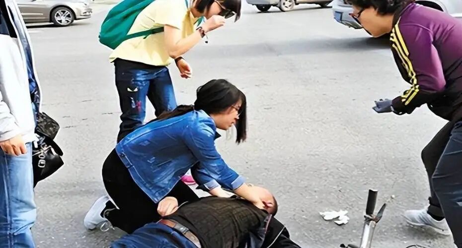 西安一女孩跪地抢救晕倒老人，老人不幸离世，谁料4天后，女孩发现对方家属全城拉横幅找她……