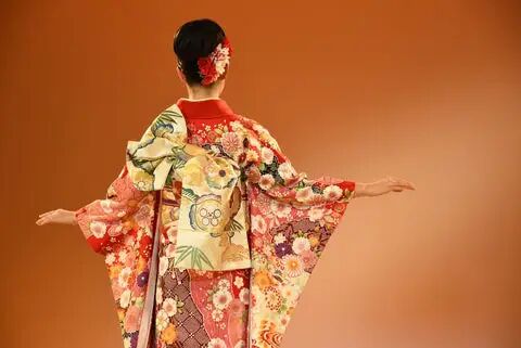 Dressed in Tradition: A Comparative Guide to Yukata and Kimono – Bokksu