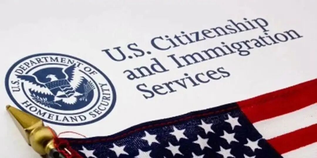 可能是包含下列内容的图片：‎上面的文字是“‎FOX LOCAL DEPARTMENT OF U.S. Citizenship Immigration ل H and Services Services HOMBLAND ELAND RRCE SECURIT USCIS to Biden-era 'public charge' policy that could deny green cards for immigrants‎”‎