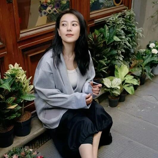 高圆圆这条裙子真的好美啊!舒适显瘦,拍照好出片~