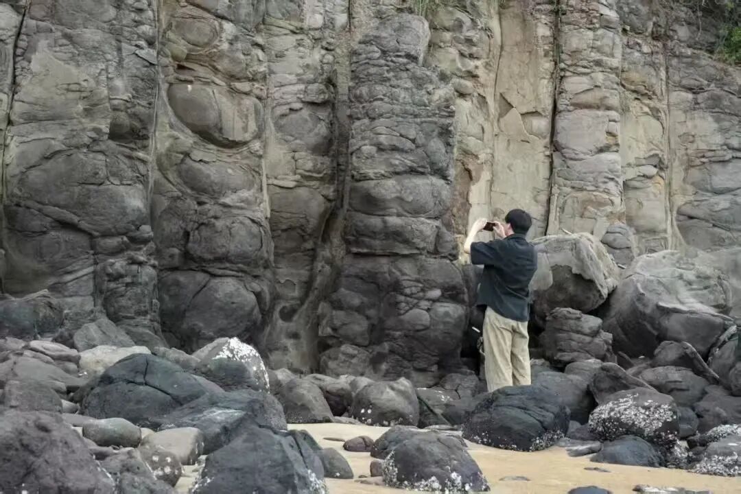 红坎村沿海玄武岩海岸。