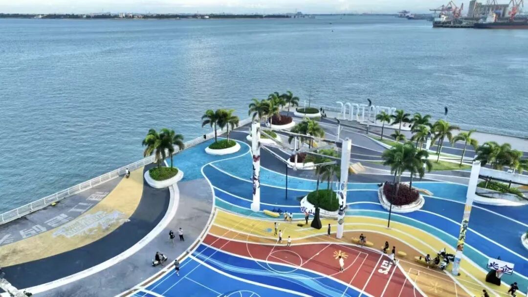 依海而建的球场内，不少市民正在打篮球。吴东俊 摄