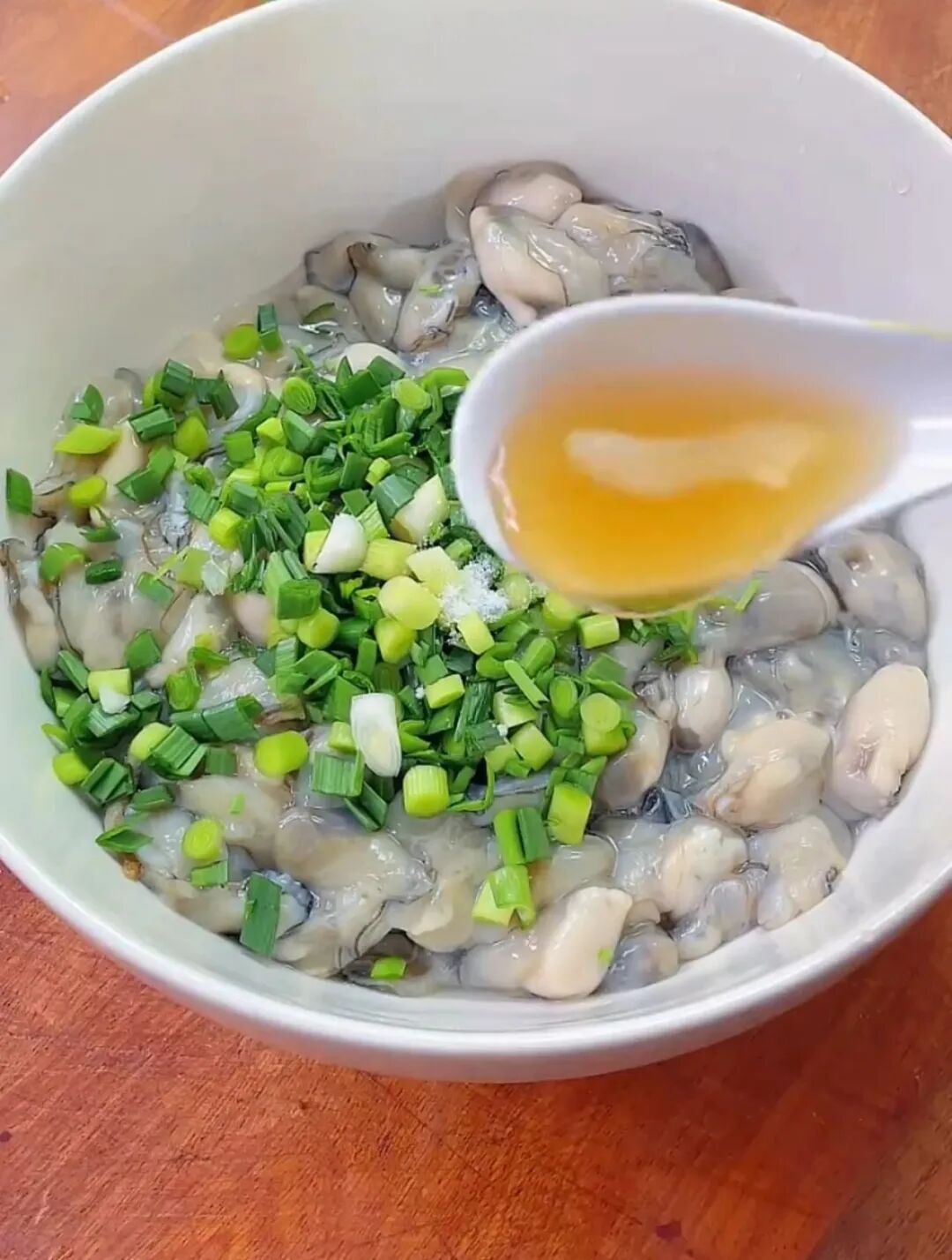 生蚝中加入鱼露，让鲜味更上一个层次。图源网络