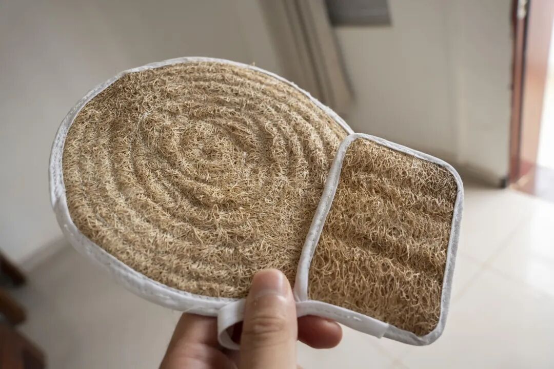 村民们试做的手工杯垫。