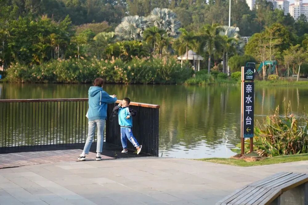 游客在湖边游玩。杨证民 摄