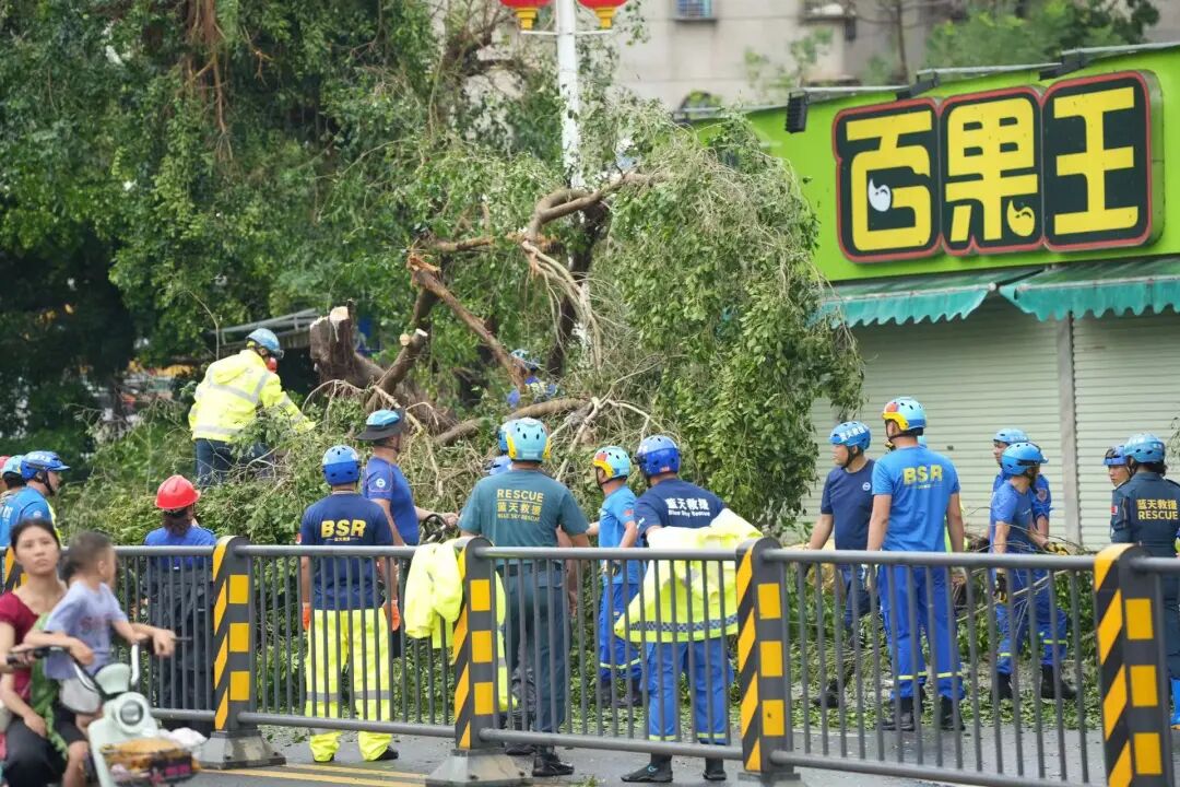 来自广东省各地的救援队在徐闻县城开展救援工作。